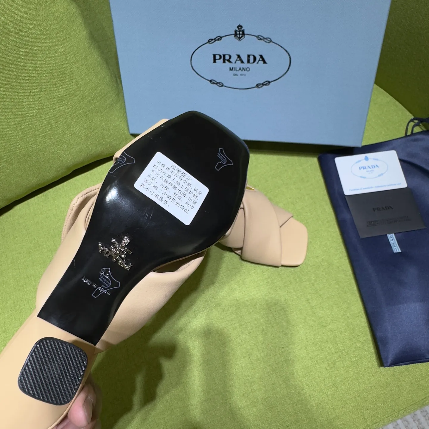 👟👟Ex-factory price 540👟👟 Prada 25ss new style for early spring🔥🔥✨ 🌟 Recommended by major bloggers in Xiaohongshu, developed 1-1 to highlight classic charm. Open molded outsole. Imported mixed breed sheep lining. This sandal embodies a modern design with Nappa leather, a soft-touch padding that accentuates the silhouette. Decorated with an enameled triangle metal logo for added recognition. Enamel-coated metal triangle logo Leather sole decorated with metal letter logo Lacquered heel, height 65 mm Size: 35 to 42 (40-42 customized, non-refundable)